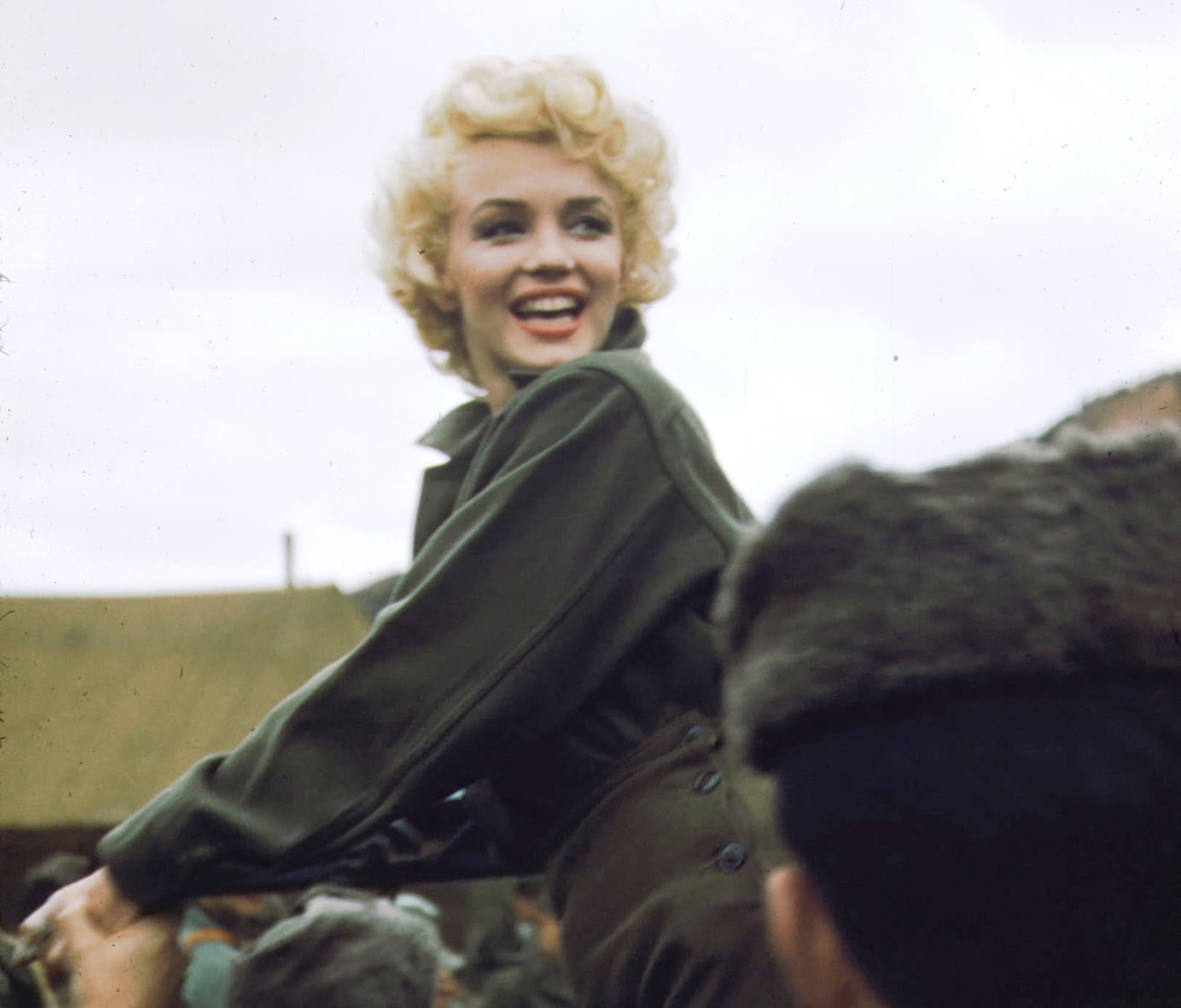 Monroe visitando las tropas en Corea (1954). Fuente: USMC Archives