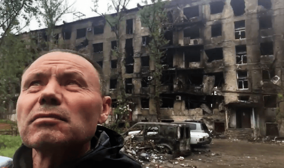 El autor del relato en una zona recientemente bombardeada.