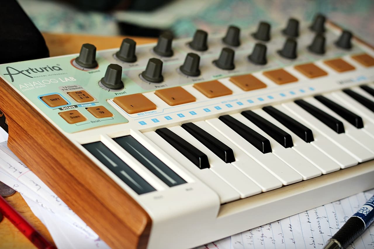 El Arturia Analog MiniLab, lanzado a mediados de la década de 2000, es considerado hoy en día el santo grial de los controladores MIDI entre los coleccionistas, por su construcción robusta y su sonido clásico. Foto: Magcondo.