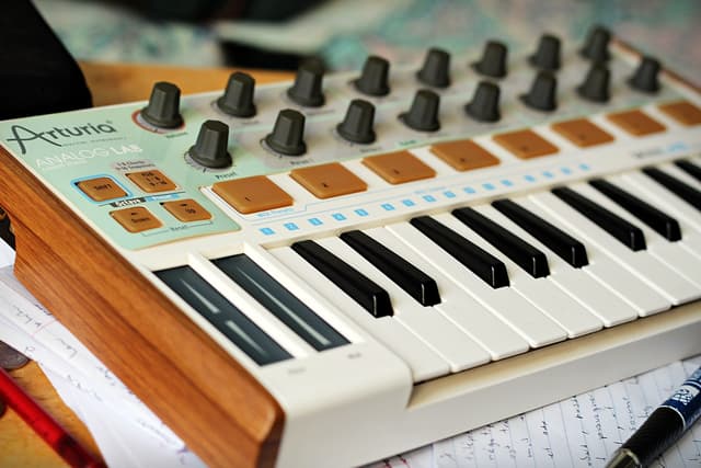 Controladores MIDI: El encuentro entre humanos y máquinas musicales