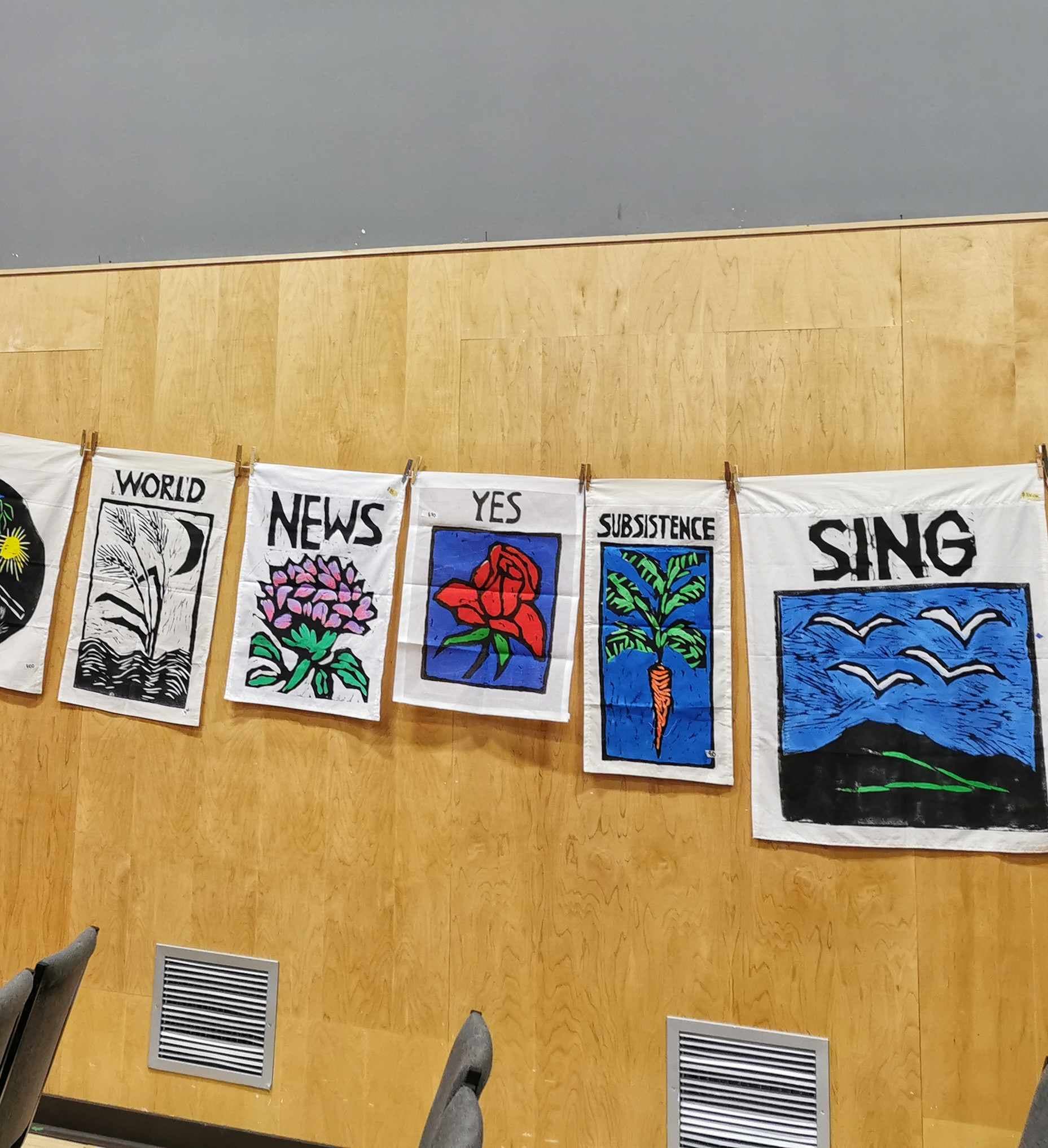 Posters caracteristicos de la compañia de teatro Bread and Puppet. Foto Magcondo