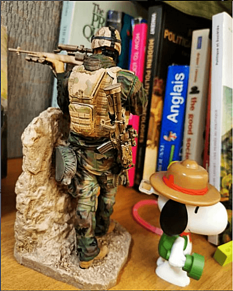 Militarismo y antimilitarismo. Snoopy simbolo de la aventura, el pacificismo, pero tambien la capacidad de enfrentar el peligro. Figuras McFarlane and McDonalds. https://mcfarlane.com/