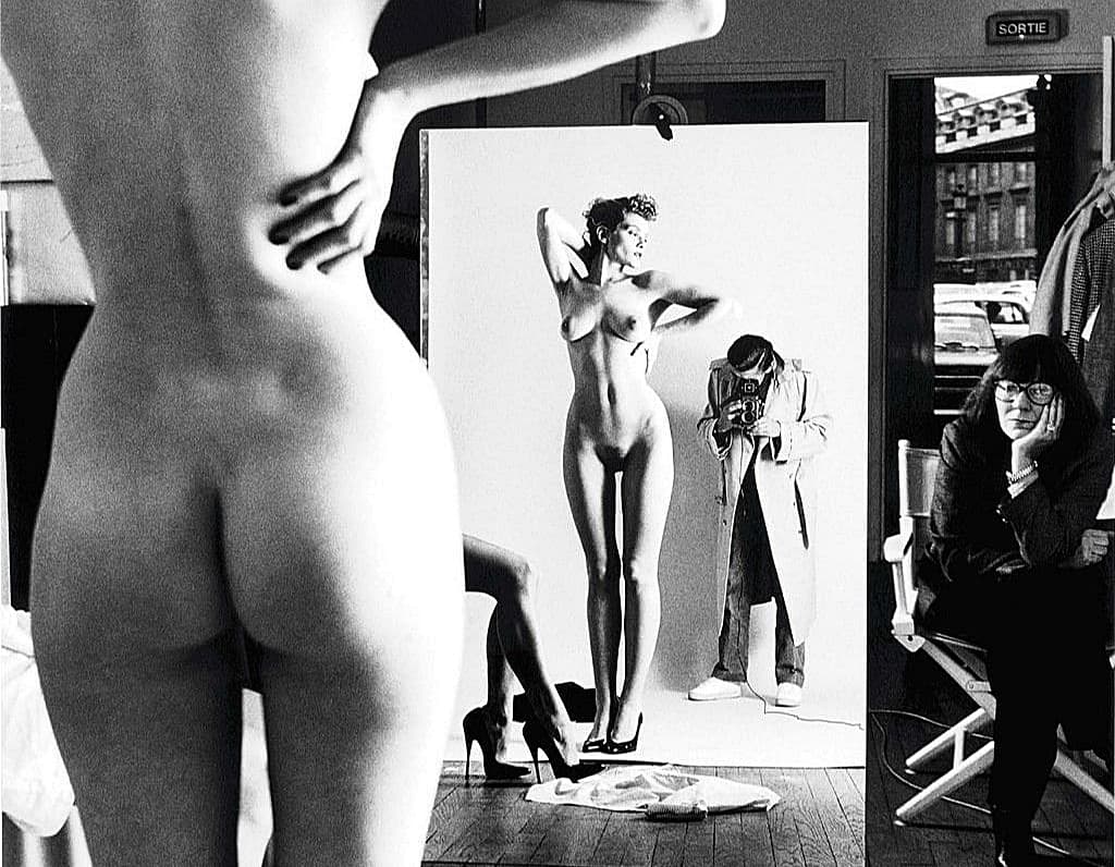 Newton en su estudio, junto a sus modelos y esposa. Fuente: Fundación Helmut Newton