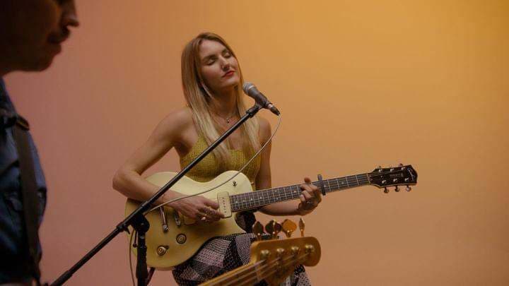 En su video "For Ellie" en Vivo