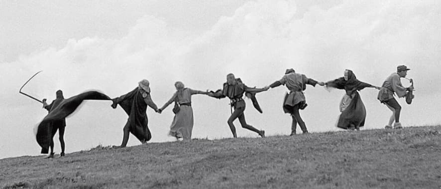 Escena de la película representa La danza macabra, que permite contemplar con perspectiva la vida. Fuente: Svensk Filmindustri.