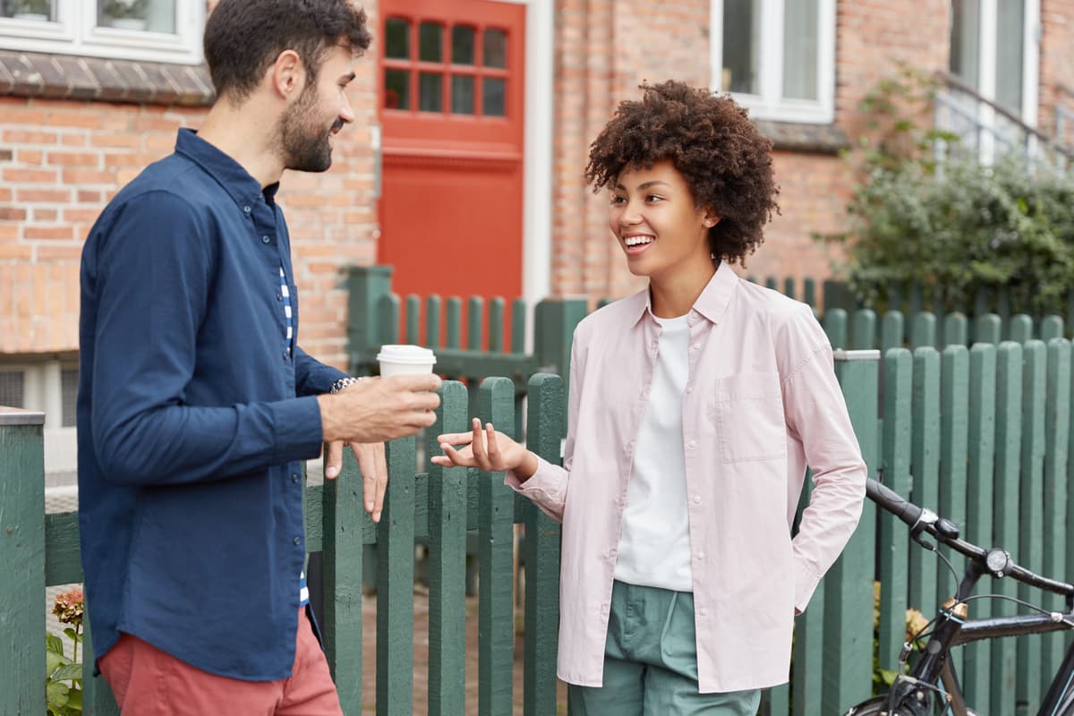 La conversación casual, o small talk en inglés, ha generado controversia. Fuente imagen: www.freepik.com