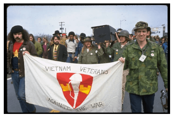 Veteranos en marcha anti-guerra. Fuente: Pinterest